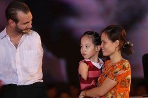 一位母親帶著同樣天生無四肢的8歲小女孩Linh Chi走到台上與力克見面。（圖：美聯社） <br/>