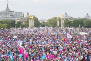 巴黎反對同性婚姻遊行的隊伍人山人海。（圖：網絡） <br/>