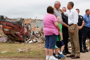 奧巴馬親赴災區向災民致以慰問。（圖：路透社） <br/>