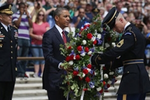 奧巴馬總體於國殤節清晨前往阿靈頓國家公墓向陣亡美軍將士紀念碑敬獻花圈。（圖：Getty Images） <br/>