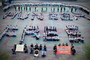 透過上傳舉手宣誓照片、網站連署等實際行動，台灣民眾與全球一同參與在「兒童健康‧立刻行動」倡導行動中。圖為永年高中響應舉手行動的照片。（圖：台灣世界展望會） <br/>