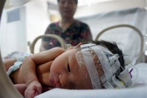 中國浙江浦江縣被困廁所下水管道中的男嬰已被外公外婆接回家，身體健康。（圖：美聯社） <br/>