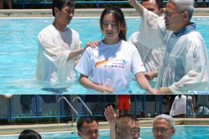 遠牧師在營會期間為50人施洗。（圖：遠牧師博客） <br/>