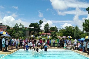 遠志明牧師在菲律賓夏令會中為50人施洗，天空出現了一個大大的「王」字。（圖：遠志明牧師微博） <br/>