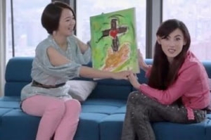 張柏芝日前在電視節目中畫了一幅中間含紅心的十字架圖案。（圖：視頻截屏） <br/>