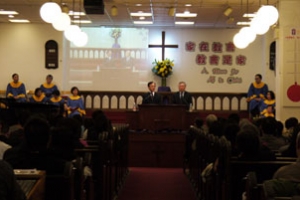 莊百里牧師上週末在紐約中華海外宣道會主領三天的培靈大會。（圖：本報記者） <br/>