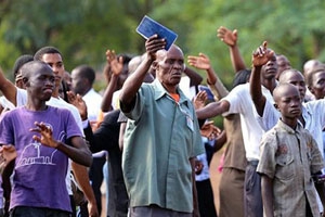 基蘇木市民在佈道會中敬拜神。（圖：葛培理佈道團） <br/>