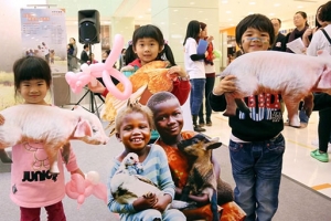 小朋友參加活動時，表示願意送贈小豬及小雞等動物給遠方的貧困孩子。（圖：香港宣明會） <br/>