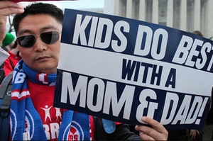 一位亞裔在3月華府遊行活動中高舉支持一男一女婚姻的標語。（圖：網絡） <br/>