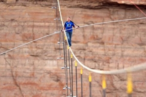 「鋼絲大王」瓦倫達橫越美國大峽谷，成為史上第一人。（圖：abcnews.go.com） <br/>