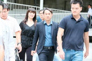 周英漢（右二）於5月份走進法庭接受審訊。（圖：CityNews） <br/>