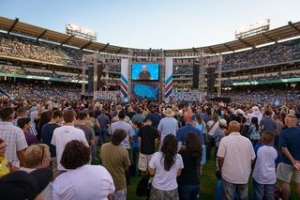 2012年「豐收美國」佈道活動的一處會場，數千人决志接受耶穌基督為救主。（圖：Don Haynes） <br/>
