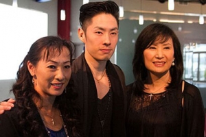 吳建豪與母親（至右）及胞妹的舞蹈教師合影。（圖：吳建豪臉書） <br/>