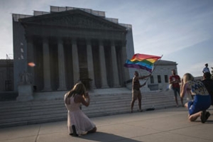 最高法院大門前，有同性戀維權激進分子舉旗造勢。（圖：路透社） <br/>