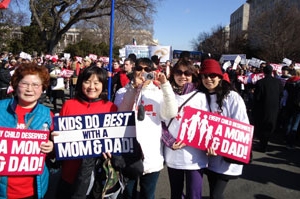 紐約華人信徒於3月在華府遊行支持傳統婚姻。（圖：紐約豐收靈糧堂） <br/>