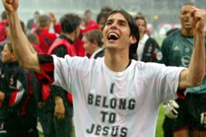 卡卡在重大比賽中身穿一件寫有「我屬耶穌」（I belong to Jesus）的短袖T恤。（圖：網絡） <br/>