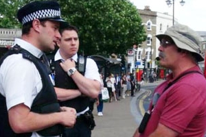 托尼‧米亞諾(Tony Miano)上週在英國溫布爾登市街頭佈道時，因依照聖經傳講同性戀是罪而遭到執法人員拘捕。（圖：YouTube截屏） <br/>