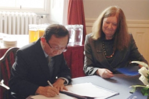 余達心牧師與Professor Mary Bownes簽署協議，正式啟動中神與愛丁堡大學共頒博士學位的協議。(圖：中國神學研究院網站) <br/>