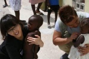 閔先藝與牧師男友去年再度到海地服事，擁抱當地兒童。（圖：閔先藝微博） <br/>