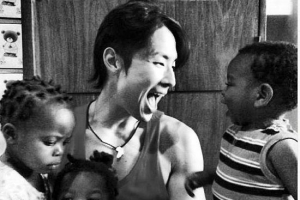 吳建豪擁抱數名小朋友的照片，讓人仿佛聽到照片裏的歡聲笑語。（圖：吳建豪臉書） <br/>
