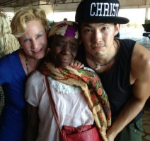 右起：吳建豪、被醫治的非洲婦女與神的使女Heidi Baker。（圖：吳建豪臉書） <br/>