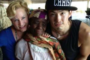右起：吳建豪、被醫治的非洲婦女與神的使女Heidi Baker。（圖：吳建豪臉書） <br/>