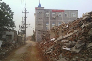 孫莊教堂周圍的建築物已被全部拆除，同工與信徒面臨極大壓力。（圖：新浪微博） <br/>