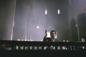 《以父之名》MV中多次出現禱告的畫面，圖為周杰倫飾演的主角在教堂內舉手禱告。（圖：《以父之名》視頻截屏） <br/>