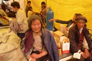 地震傷員在岷縣中醫院接受治療。（圖：新華網） <br/>