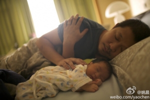 曹鬱擁抱兒子熟睡的照片，畫面十分動人。（圖：姚晨微博） <br/>