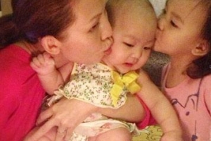 蔡少芬與大女兒親吻小女兒。（圖：蔡少芬微博） <br/>