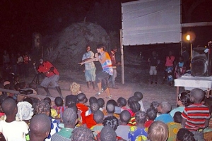 吳建豪在莫桑比克教會、村落表演文藝節目並分享見證帶出福音信息。 <br/>