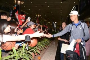 林書豪抵達台北桃園機場獲球迷熱情接待。（圖：中央社） <br/>