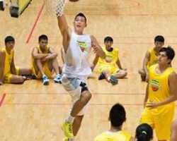 林書豪在籃球訓練營展示自己的扣籃技術。（圖：中國新聞網） <br/>