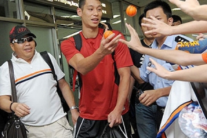 林書豪抵達上海，向球迷拋送小藍球。（圖：新民網） <br/>