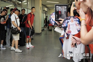 林書豪受到上海球迷熱情接待，很多人爭相拍照。（圖：新民網） <br/>