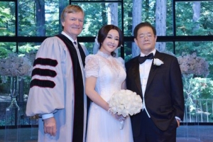 劉曉慶與丈夫王曉玉以及主持婚禮的白人牧師合影。（圖：人民娛樂網） <br/>