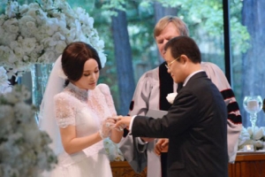 劉曉慶與王曉玉攜手在牧師面前许下愛的誓言正式步入了婚姻殿堂。 <br/>