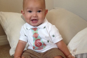 力克在臉書發佈半歲兒子Kiyoshi近照。小朋友打著領帶，非常可愛。（圖：力克臉書） <br/>