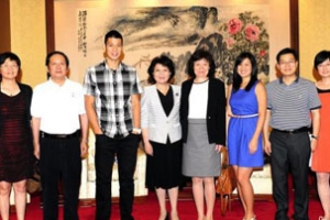 8月26日晚，國務院僑辦主任裘援平在釣魚台國賓館會見了NBA知名華裔球星林書豪一行。（圖：中新網） <br/>