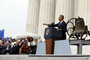 奧巴馬總統昨日於林肯紀念堂前發表講話紀念民權大遊行50年，充分肯定了金博士改變民權的歷史貢獻。（圖：路透社） <br/>