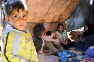 拜勒（Bilal）和家人失散逃難到黎巴嫩已經一個月了，他的爸爸、姊姊都還困在敘利亞。這是目前很多孤苦無依的敘利亞難民兒童，所遭遇的困境。(圖：台灣世界展望會提供) <br/>