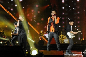 周杰倫在台北小巨蛋「魔天倫」演唱會帶領萬人讚美神。（圖：周杰倫臉書） <br/>