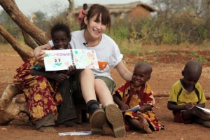 蕭亞軒探訪肯尼亞巴娃柯太太，看見她們只能以「樹脂」及野果裹腹，心痛萬分，希望大家能夠捐助孩子，幫助他們活下去。（圖：台灣世界展望會） <br/>