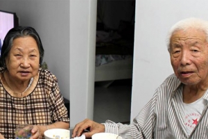 張伯笠牧師90歲老父和87歲母親的合影。（圖：張牧師臉書） <br/>