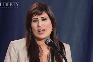 Naghmeh在基督教大學演講中說，她的丈夫薩伊德在獄中積極向身邊的獄友傳福音，並領30人信主。（圖：自由大學視頻截屏） <br/>