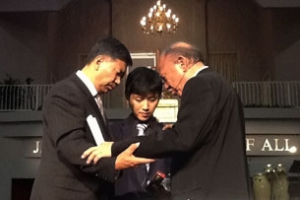 至右：唐崇榮牧師、劉崇右傳道與張伯笠牧師去年在華府佈道大會上同心禱告。（圖：張牧師提供） <br/>