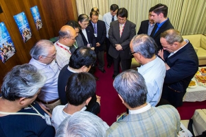 葛威爾牧師與佈道團同工及日本教牧同心禱告。（圖：葛培理佈道團） <br/>