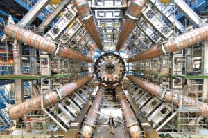 數千名科學家在CERN利用大型強子對撞機偵測上帝粒子。（圖：成報） <br/>