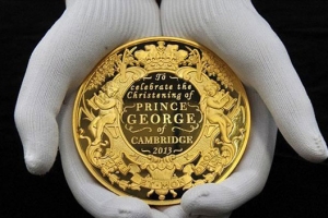 最昂貴的喬治王子金幣含純金一公斤，價值五萬英鎊。（圖：BBC中文網） <br/>